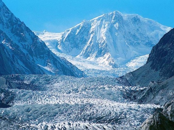 Wide shot of Passu Glacier