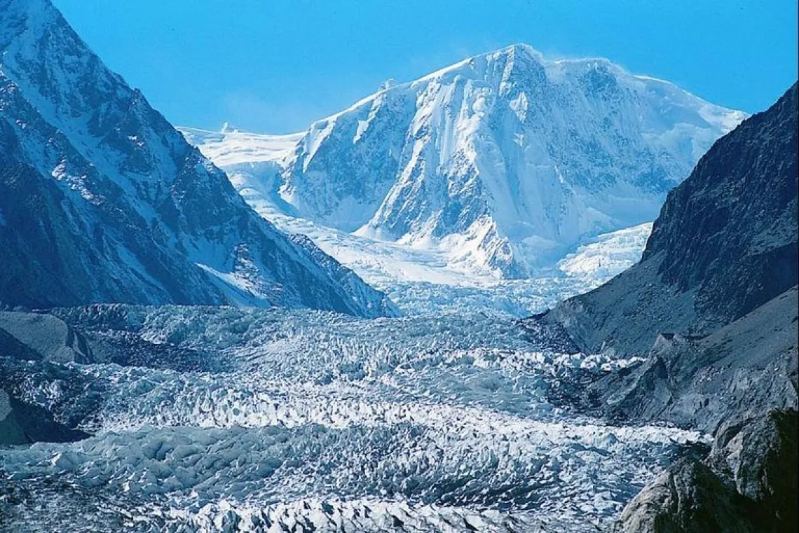 Wide shot of Passu Glacier